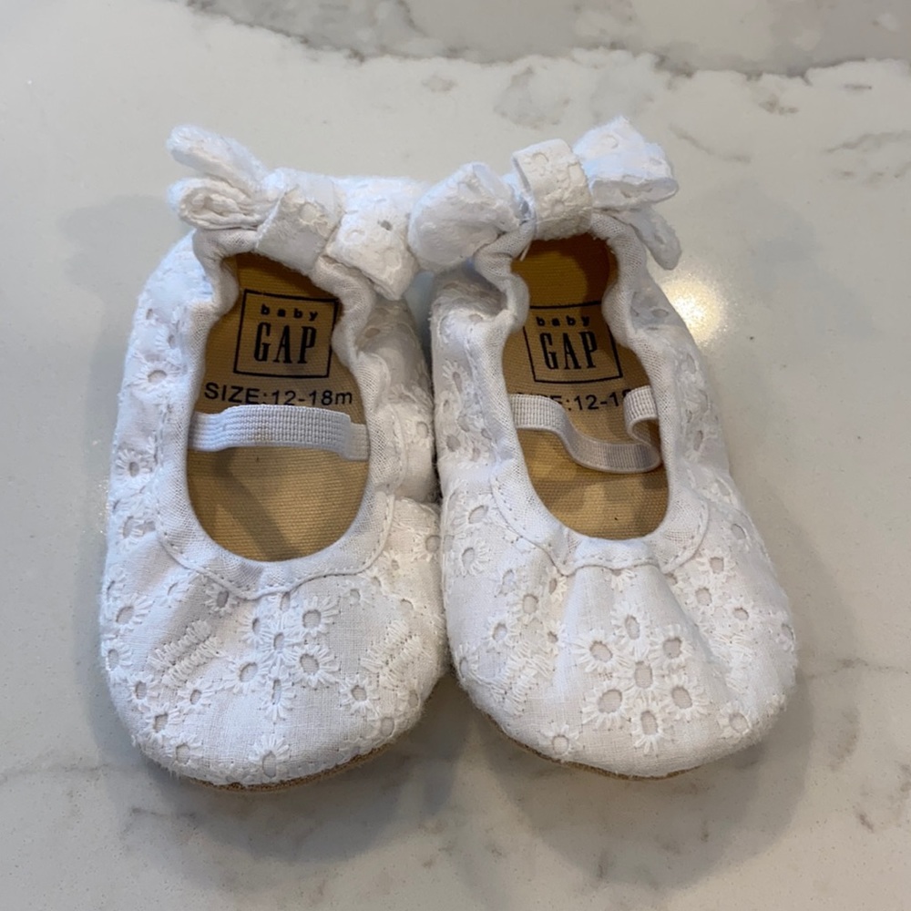 Baby Gap whit eyelet flats